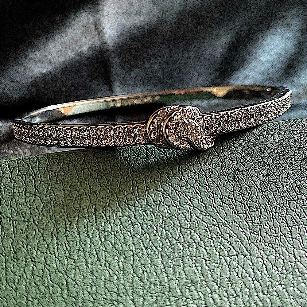 ✨Givenchy - Crystal Pavé Knot Bangle Bracelet✨
NWOT/NO ORIGINAL BOX - Picture 4 of 16